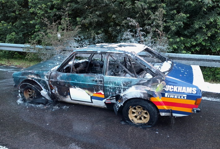 FW Moers: Historisches Rallye-Fahrzeug geriet in Brand