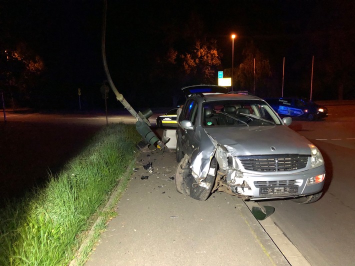 POL-PDPS: Verkehrsunfall in der Homburger Straße mit beschädigter Lichtzeichenanlage