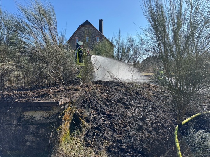 FW VG Westerburg: Vegetationsbrand breitete sich rasant aus - Feuerwehreinsatz im Gleisbereich