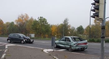 POL-PDNW: Verkehrsunfall  / Leicht verletzt und zweimal Totalschaden