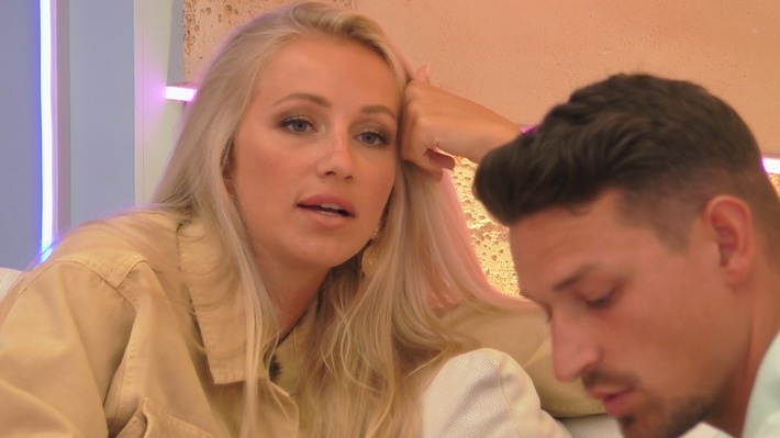 Das gab es noch nie bei "Love Island": / Alle Couples getrennt!
