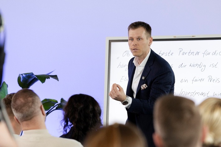 Timo Sven Bauer beim Sales Training Day / Weiterer Text über ots und www.presseportal.de/nr/183705 / Die Verwendung dieses Bildes für redaktionelle Zwecke ist unter Beachtung aller mitgeteilten Nutzungsbedingungen zulässig und dann auch honorarfrei. Veröffentlichung ausschließlich mit Bildrechte-Hinweis.