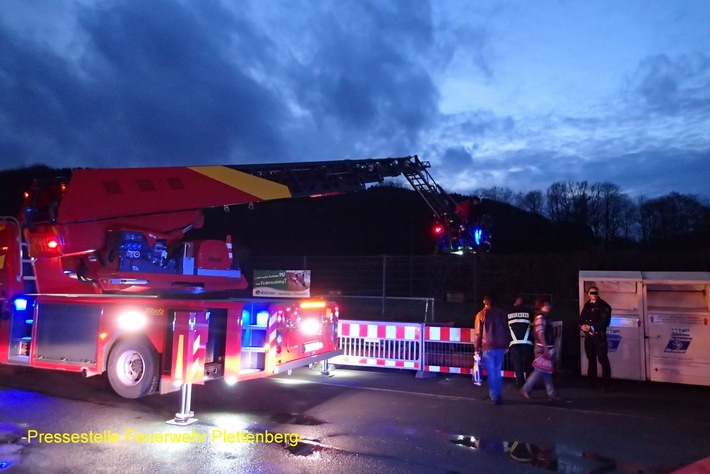 FW-PL: Rettung per Drehleiter, Unterstützung bei Großfeuer in Lüdenscheid, Gefahrstoffbehälter in Bachlauf, automatische Feuermeldung