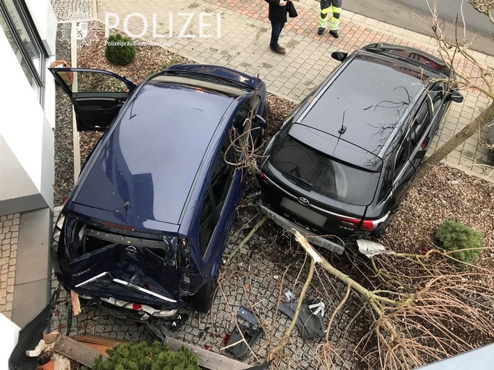 POL-PPWP: Auto in Vorgarten geschoben