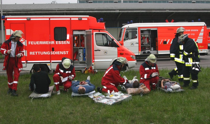 FW-E: Noch 48 Tage bis zur FIFA Fußball-Weltmeisterschaft Deutschland 2006, - Explosion mit fünf Toten und fünfunddreißig Verletzten- Großübung der Feuerwehr Essen mit 291 beteiligten Kräften