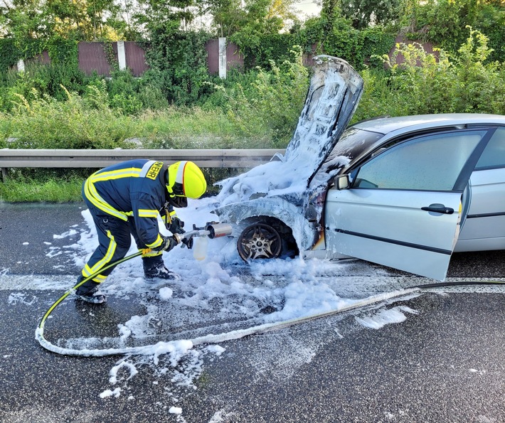 FW-NE: PKW gerät auf der Autobahn in Brand| keine Personen verletzt