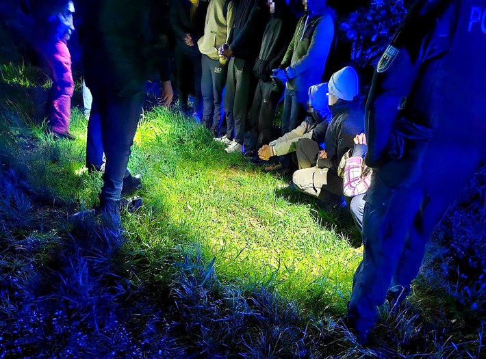 Bundespolizeidirektion München: Nach gefährlicher Fahrt auf Ladefläche: Migrantengruppe irrt orientierungslos durch Grenzgebiet / Bundespolizei findet acht geschleuste Syrer in Waldstück bei Prien am Chiemsee