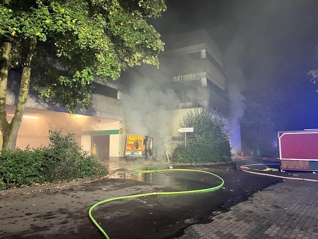 FW-MH: Brand zweier PKW-Anhänger greift auf Lagerbereich über