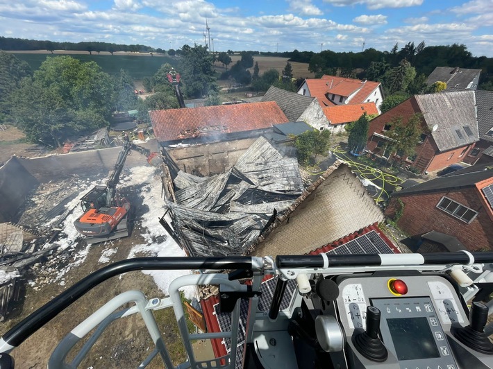 FW Lüchow-Dannenberg: Scheune in Lübbow von Feuer zerstört +++ Photovoltaik-Anlage erschwert die Löscharbeiten und gefährdet Einsatzkräfte