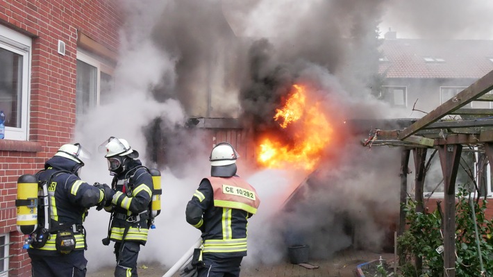 FW Celle: Garage in Vollbrand - eine Person verletzt!