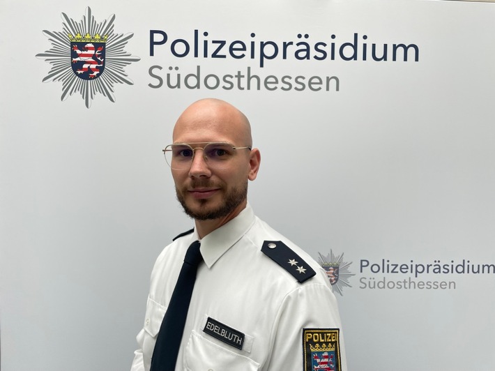 POL-OF: Polizeioberkommissar Maximilian Edelbluth neu in der Pressestelle; Gelöster Anhänger beschädigt grauen Renault; DEIG-Einsatz gewährleistet sichere Ingewahrsamnahme eines 44-Jährigen und mehr