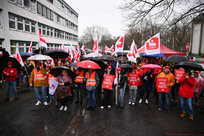 Tarifrunde Chemie: Mehr als 300 Beschäftigte erhöhen Druck vor dem Chemiepark in Marl
