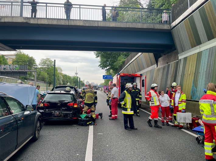 FW-E: Verkehrsunfall auf der A40 mit 5 verletzten Personen