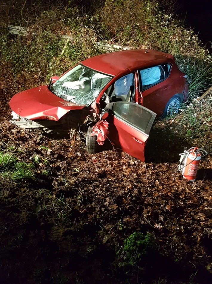 FW-KLE: Verkehrsunfall: PKW prallt gegen Baum