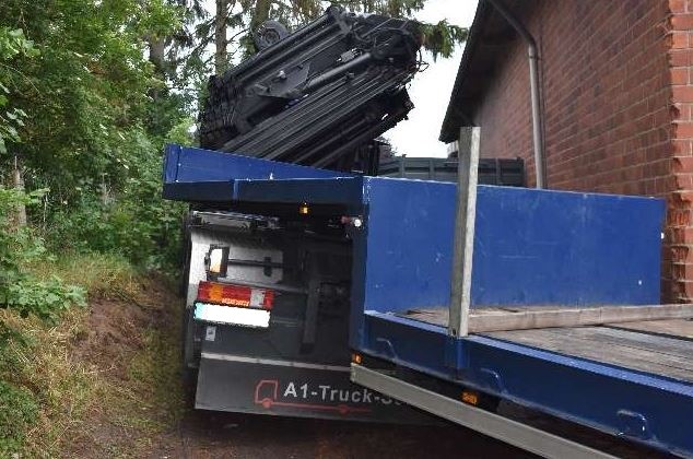 POL-NI: Hoyerhagen: Versuchter Diebstahl eines Sattelschleppers mit Anhänger- unbekannter Täter fährt sich fest und flüchtet