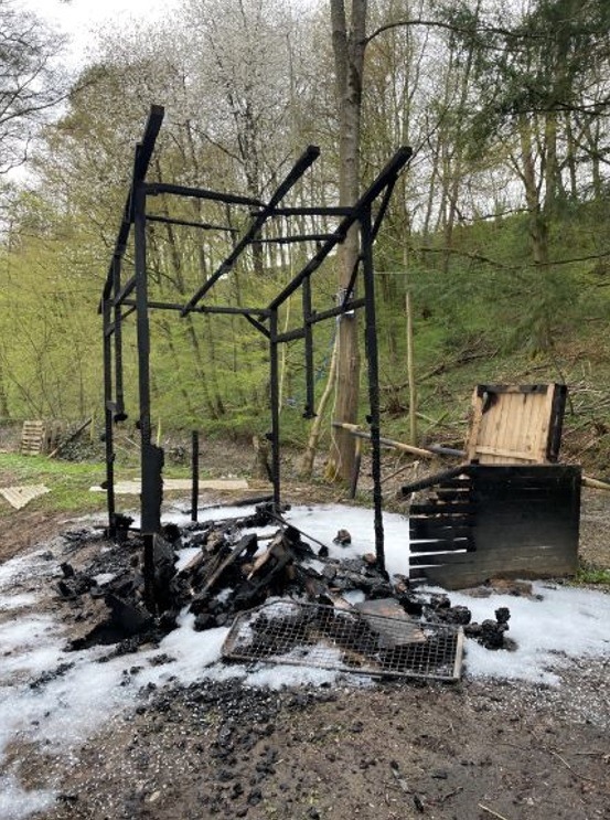 POL-PDKL: Holzbühne auf Freizeitgelände abgebrannt