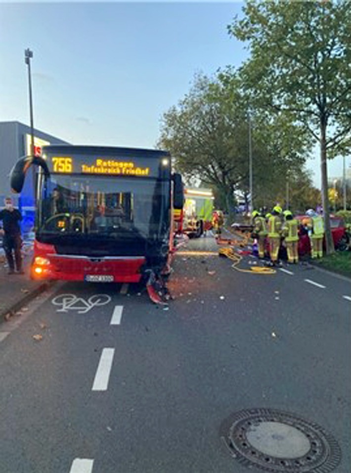 POL-ME: Zwei Verletzte bei Frontalzusammenstoß - Ratingen - 2211013