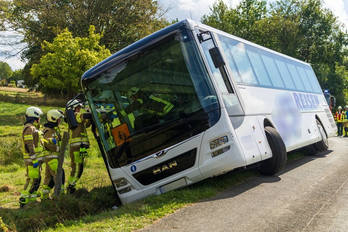FW-MK: Rettung auf Mountainbike-Strecke / Schulbus droht umzukippen