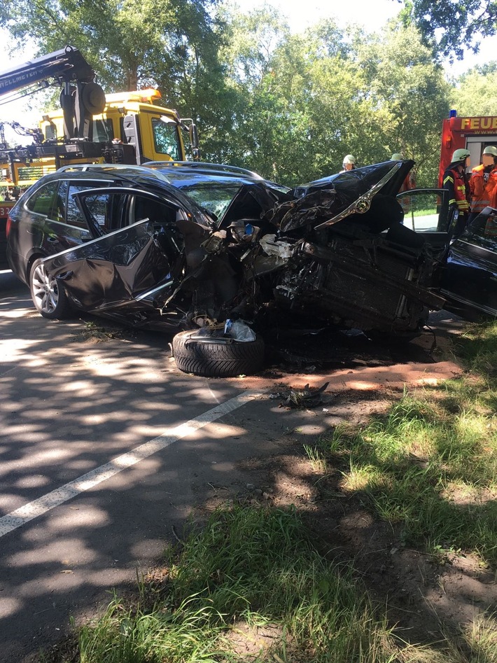 POL-VER: Frontal gegen Baum: Autofahrer schwer verletzt