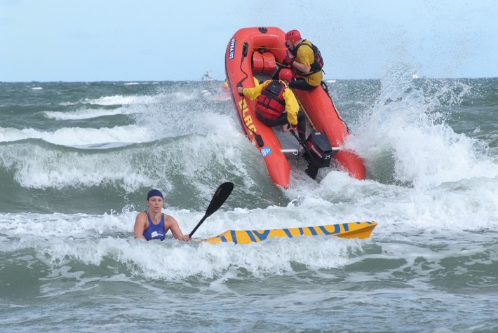 Stürmischer Start am Warnemünder Strand / Erster Tag des DLRG Cups im Rettungsschwimmen von Wind und Wellen geprägt