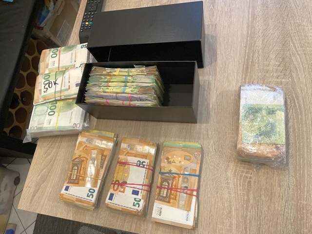 POL-WE: Eine halbe Millionen Euro und Drogen sichergestellt / Staatsanwaltschaft und Polizei ermitteln wegen Drogenhandels gegen zwei Wetterauer