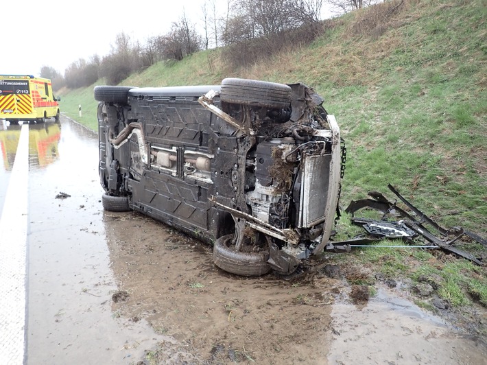 POL-DEL: Autobahnpolizei Ahlhorn: Verkehrsunfall mit hohem Sachschaden und einer leicht verletzten Person auf der Autobahn 1 in Emstek