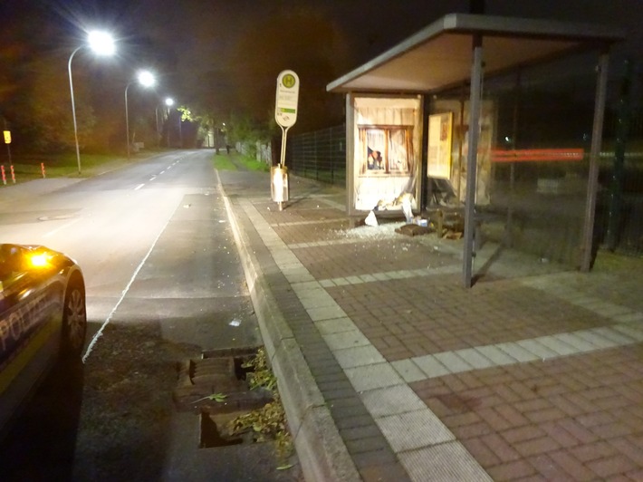 POL-BO: Bochum / Bushaltestelle beschädigt und Gullydeckel ausgehoben - Zeugen gesucht!