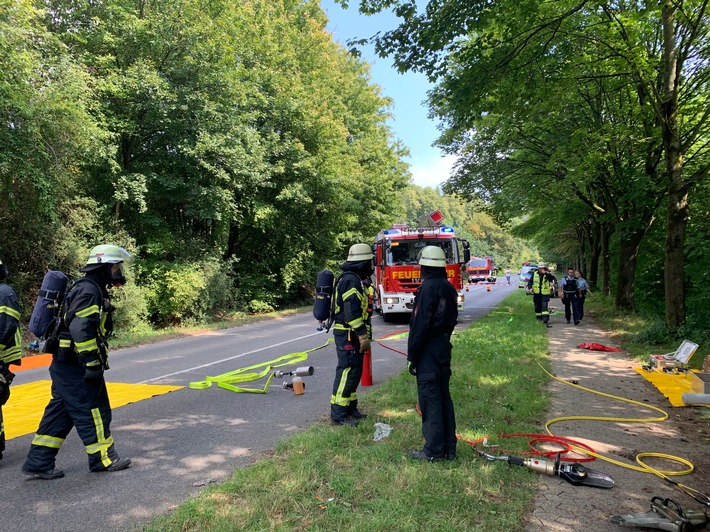 FW-Erkrath: Verkehrsunfall-eingeklemmte Person / Wohnungsbrand mit Menschenleben in Gefahr