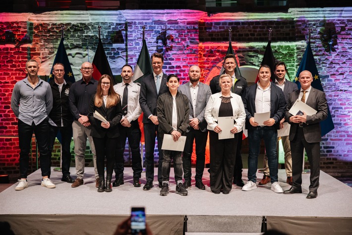 POL-WES: Kreis Wesel / Gelsenkirchen - Verleihung der Rettungsmedaille an Polizeibeamte aus dem Kreis Wesel