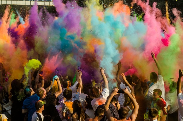 Lasst Farben sprechen! So wird das Holi-Festival zur unbeschwerten Party