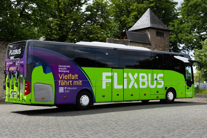 Flix wirbt im Superwahljahr für demokratische Grundwerte / Vier Busse im Spezialdesign mit der Stiftung Schwarz-Rot-Bunt