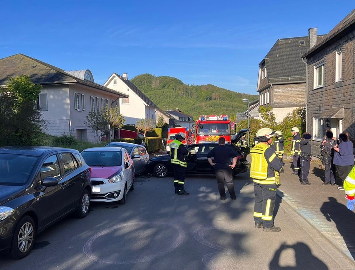 FF Olsberg: Frau bei Auffahrunfall in Olsberg schwer verletzt