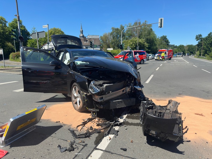FW-EN: Schwerer Verkehrsunfall im Kreuzungsbereich