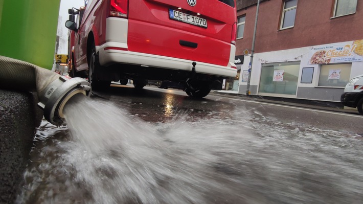 FW Celle: Wasserschaden in einem Keller