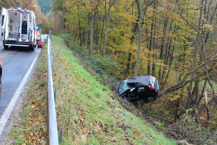 POL-PDKO: Braubach - Fahrzeug überschlägt sich und landet an einem Baum
L 335 für 20 Minuten voll gesperrt