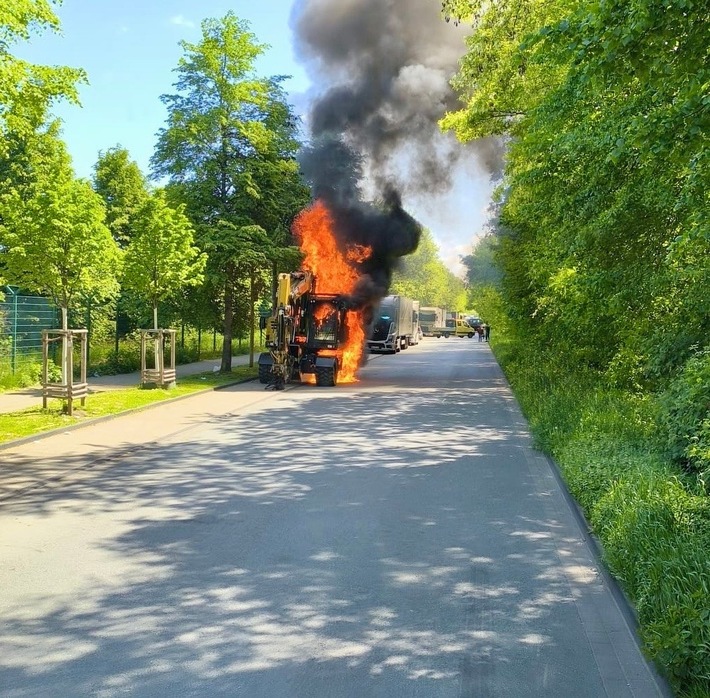 FW-E: Bagger brennt vollständig aus - starke Verkehrseinschränkungen in Essen-Bergeborbeck