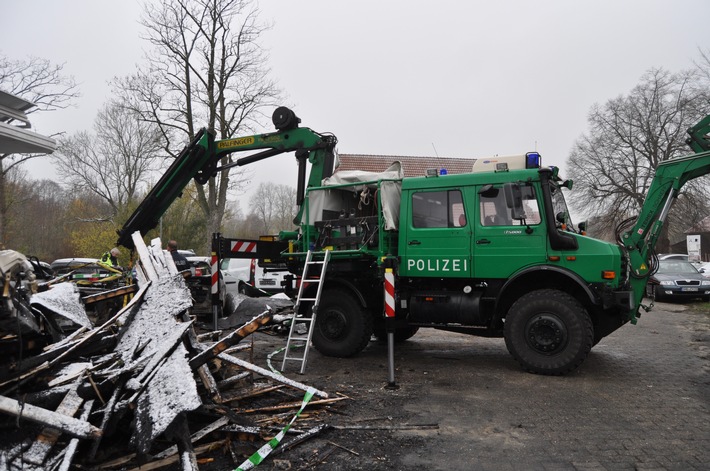 POL-NI: Wietzen-Polizei setzt bei der Brandursachenermittlung schweres Gerät ein