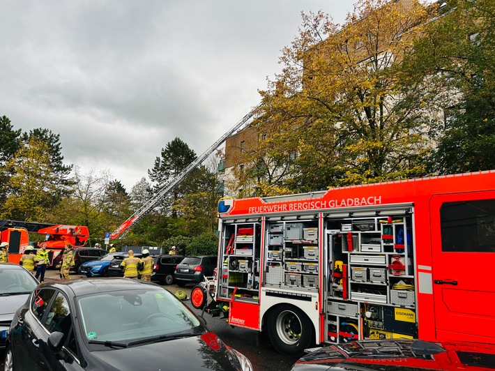 FW-GL: Wohnungsbrand in Mehrfamilienhaus - zwei Personen verletzt