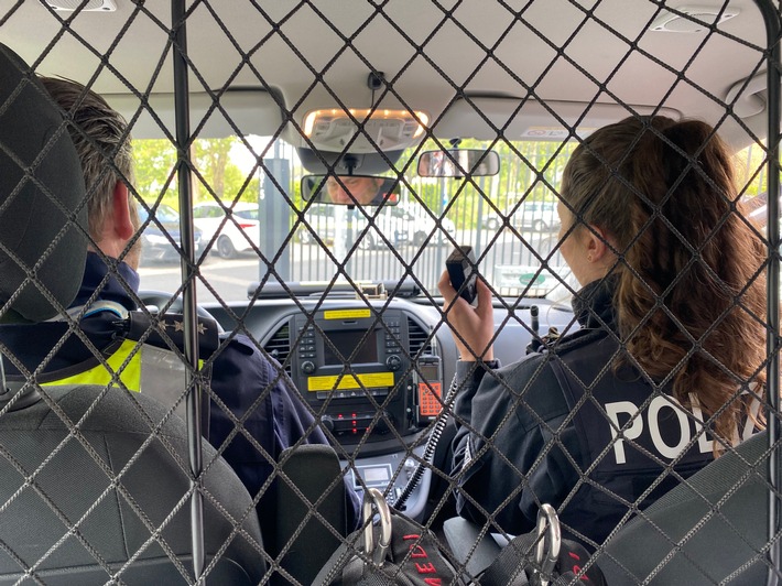 POL-ME: Vier Leichtverletzte nach schwerem Verkehrsunfall - Hilden - 2211074