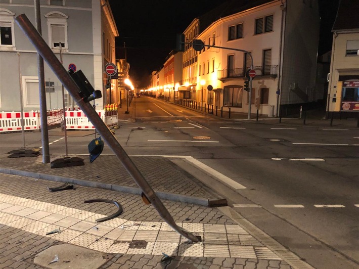 POL-PDPS: Zweibrücken - Fußgängerampel umgefahren und zunächst geflüchtet