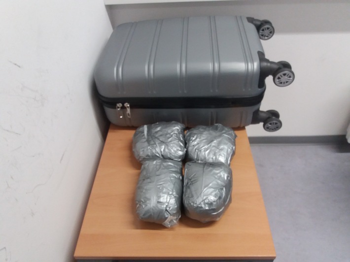 BPOL NRW: Bundespolizei verhaftet Niederländer mit über 4 Kilogramm Drogen im Gepäck