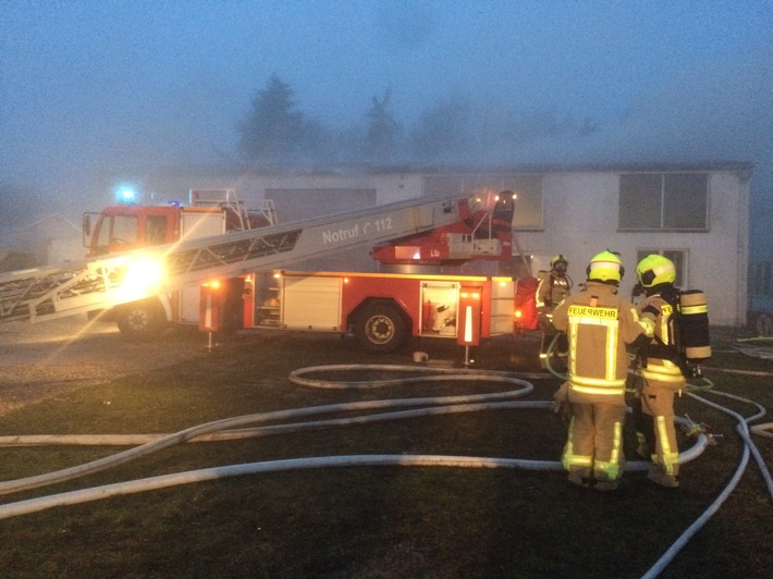 FW-Stolberg: Brand einer Lagerhalle