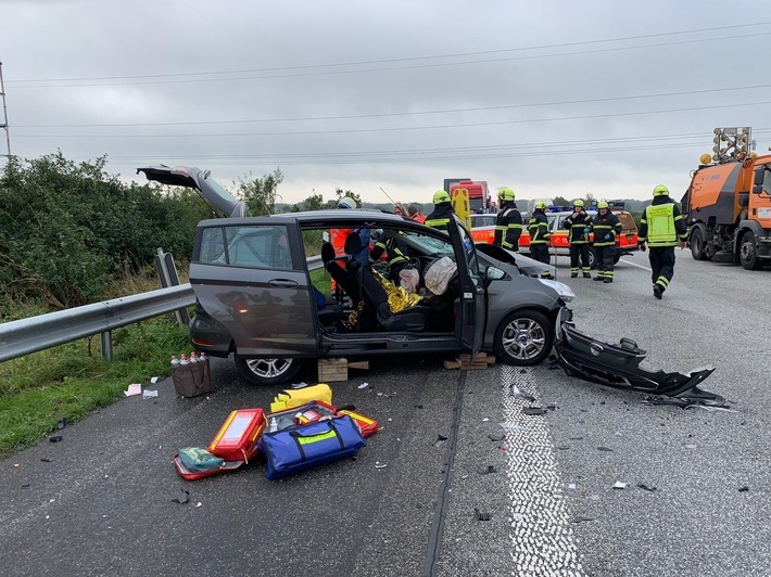 FW-RD: Schwerer Verkehrsunfall auf der A7 Richtung Norden, eine Person schwerverletzt