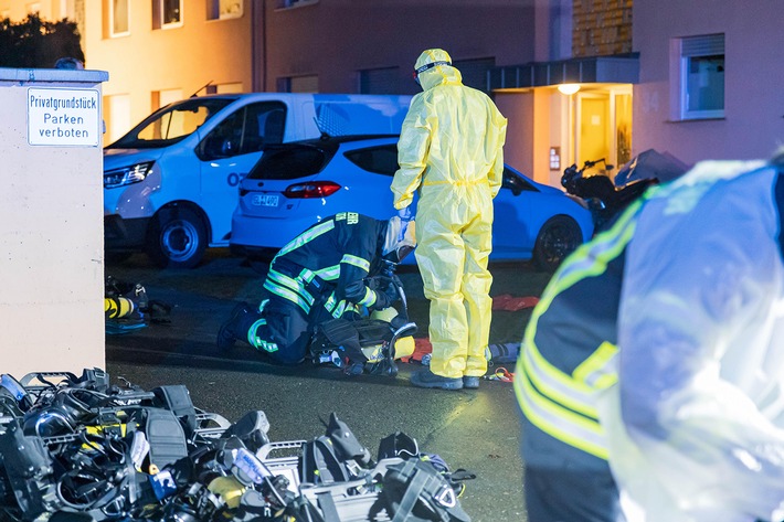 FW Rösrath: Wohnungsbrand mit Menschenleben in Gefahr