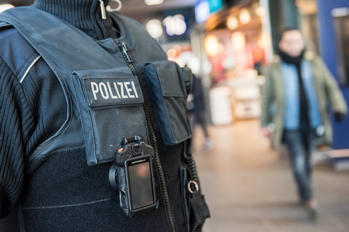 BPOL NRW: Bundespolizei schaltet Bodycam ein - plötzlich kehrt Ruhe ein