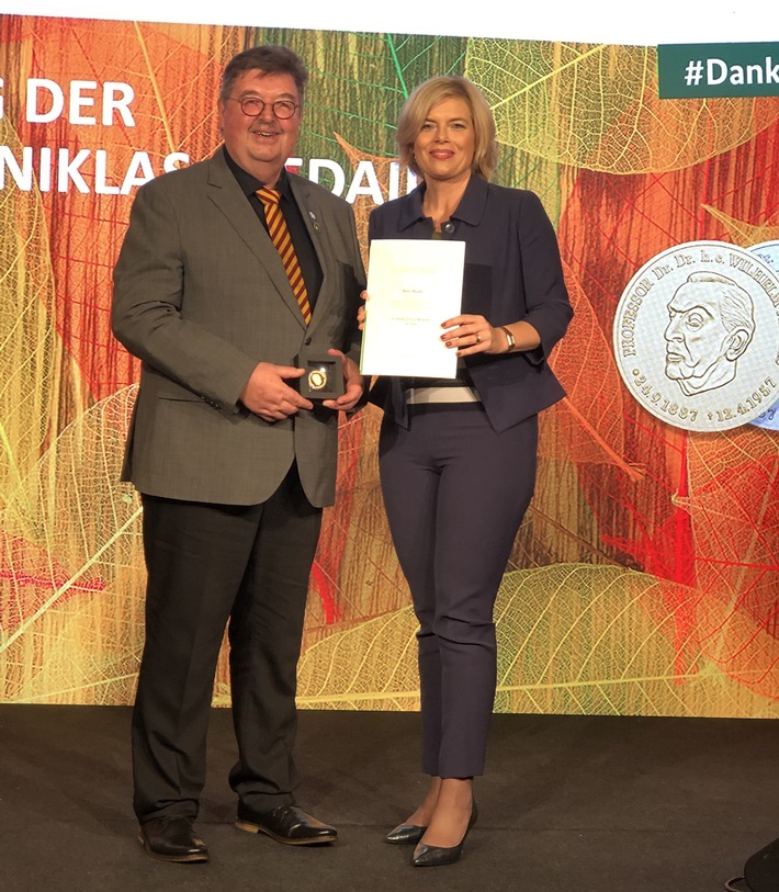 Julia Klöckner verleiht D.I.B.-Ehrenpräsident Peter Maske Professor-Niklas-Medaille