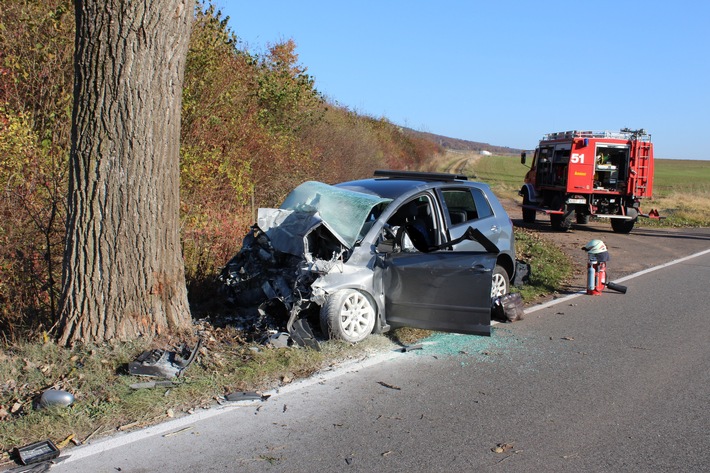 POL-PDKL: Verkehrsunfall auf der L 401, Fahrer und Beifahrerin verstorben