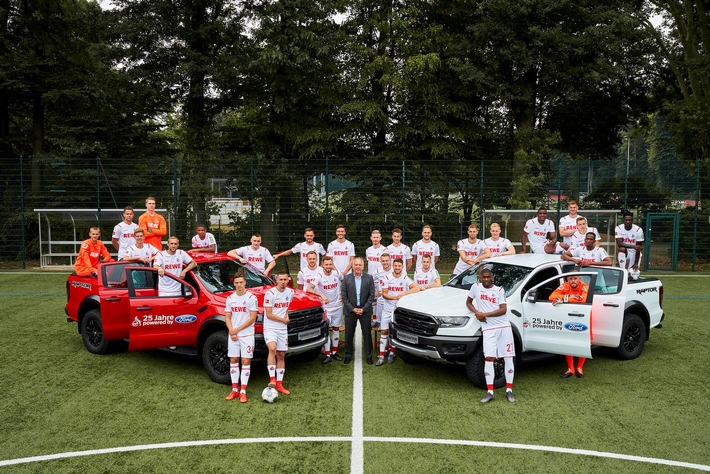 In guten wie in schlechten Zeiten: Stehen zusammen seit 25 Jahren - der 1. FC Köln und die Ford-Werke: Gunnar Herrmann, Vorsitzender der Geschäftsführung der Ford-Werke GmbH, mit dem aktuellen Profi-Kader des FC und zwei Modellen des Ford Ranger Raptor. Weiterer Text über ots und www.presseportal.de/nr/6955 / Die Verwendung dieses Bildes ist für redaktionelle Zwecke honorarfrei. Veröffentlichung bitte unter Quellenangabe: "obs/Ford-Werke GmbH"