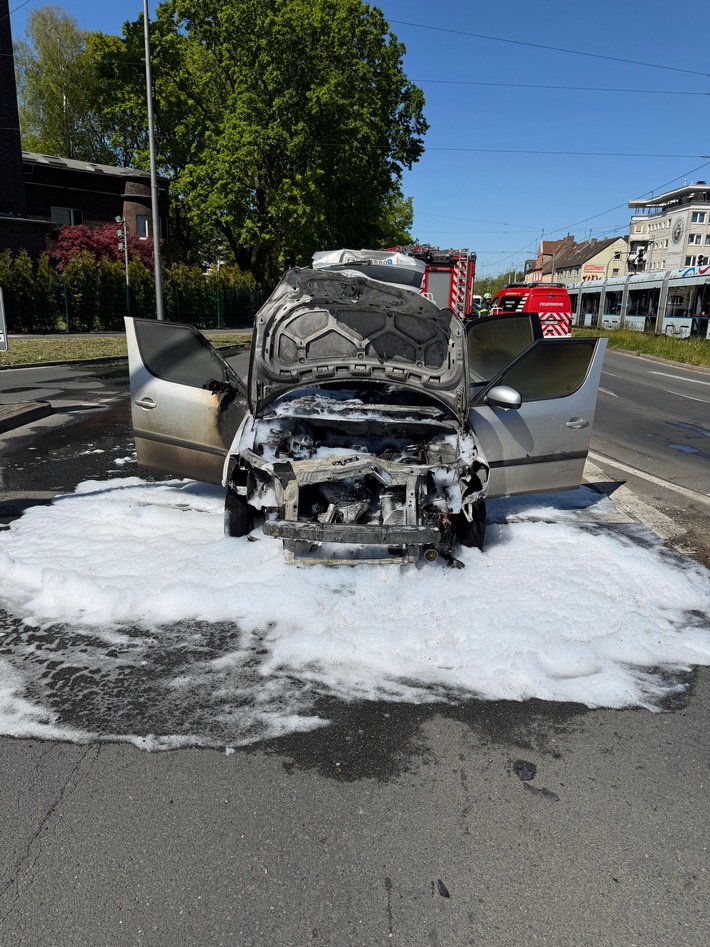 FW-BO: Arbeitsreiche Nachmittagsstunden für die Feuerwehr Bochum: Brandeinsätze und Verkehrsunfall im Nachmittagsverkehr