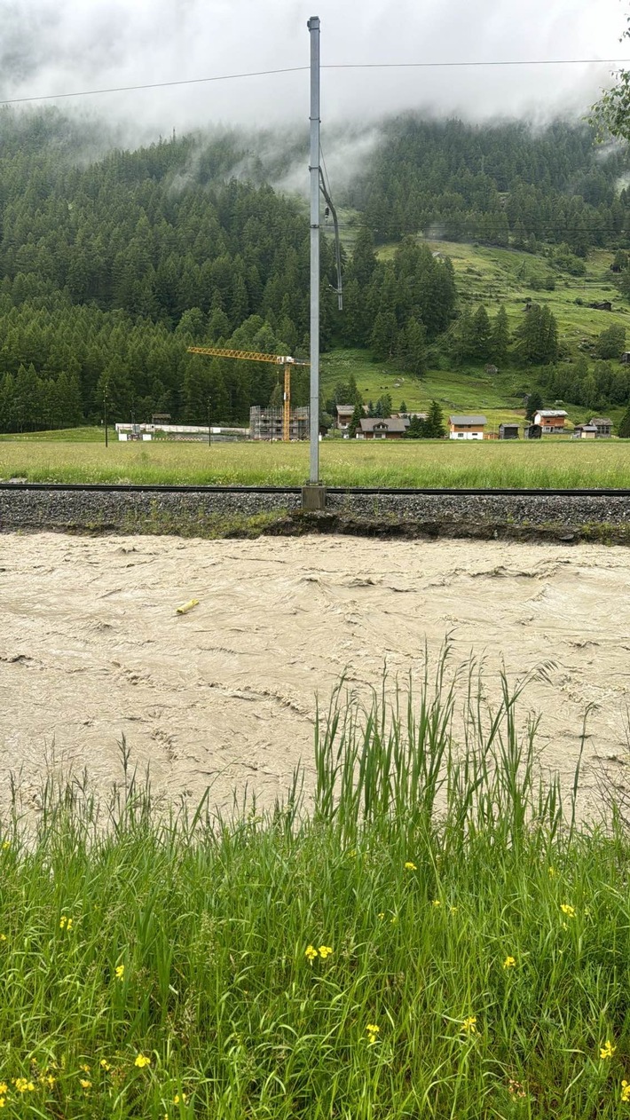 Zermatt infolge Hochwassergefahr nicht erreichbar - Update #1 - Bahnersatz auf dem Abschnitt Visp-Täsch eingestellt
